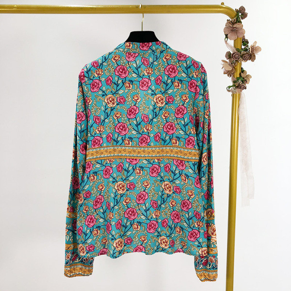 Széles női blúz mintás mintával és spitz nyakkivágással