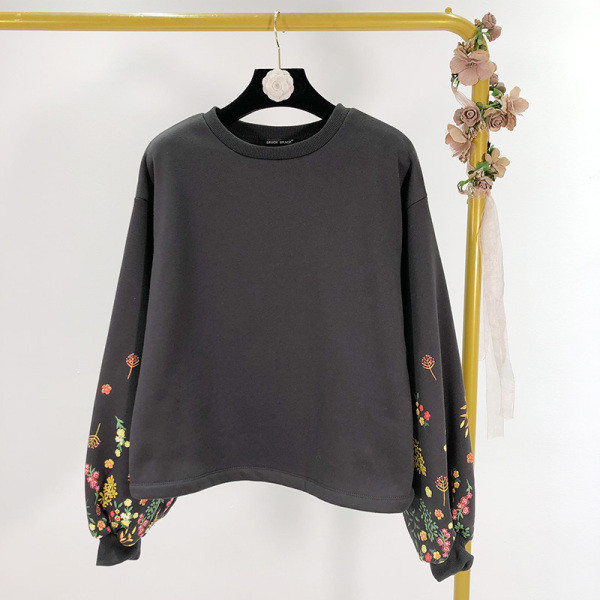 Fekete színű női blúz, ujjain hímzéssel