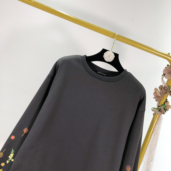 Fekete színű női blúz, ujjain hímzéssel