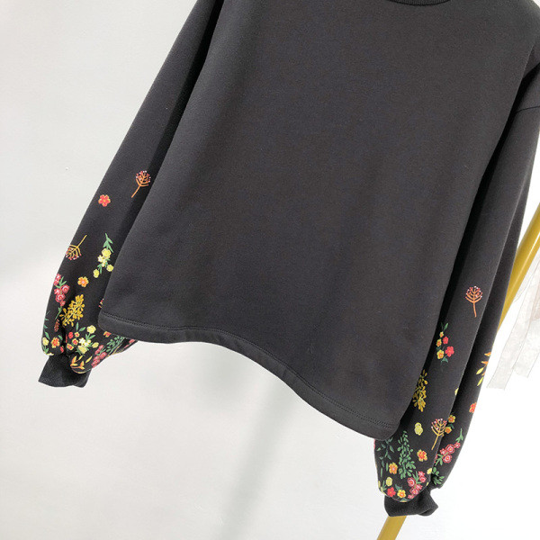 Fekete színű női blúz, ujjain hímzéssel