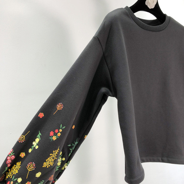 Fekete színű női blúz, ujjain hímzéssel