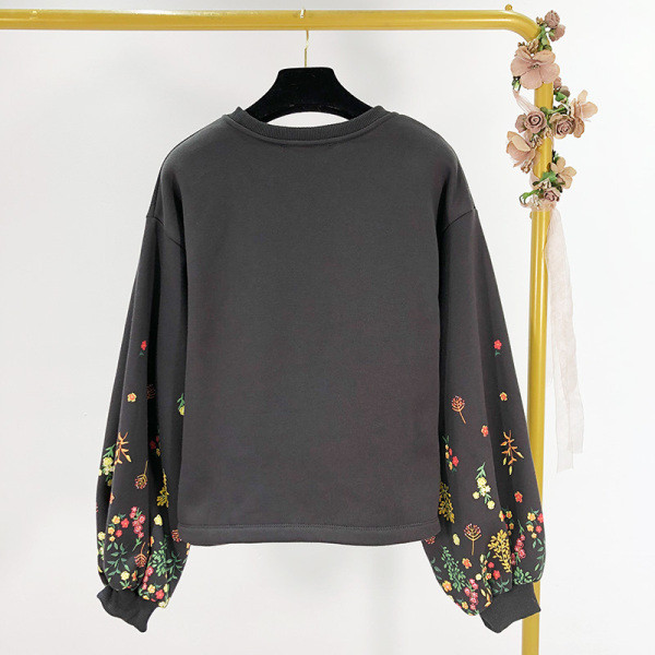 Fekete színű női blúz, ujjain hímzéssel