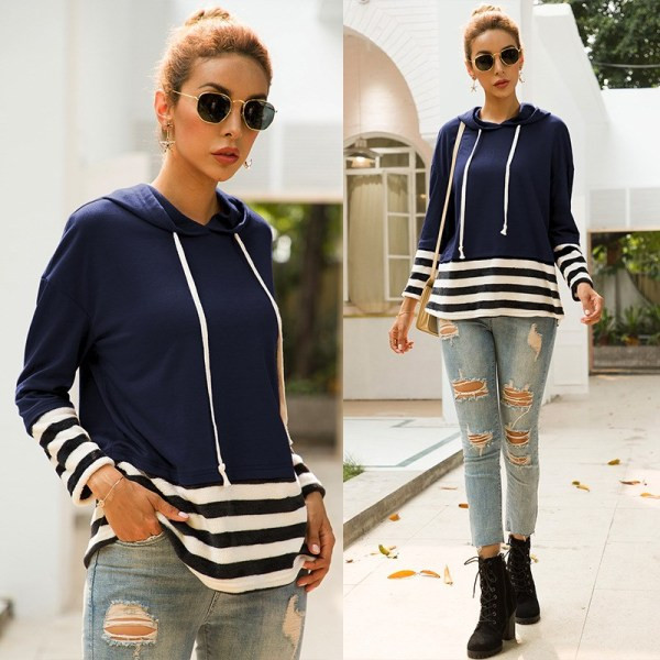 Hétköznapi női pulóver kapucnival és nyakkendővel kék, piros és szürke színben