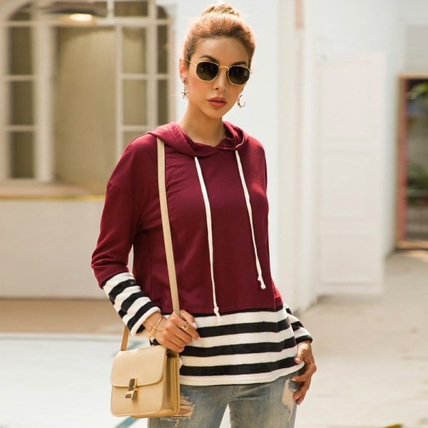 Hétköznapi női pulóver kapucnival és nyakkendővel kék, piros és szürke színben