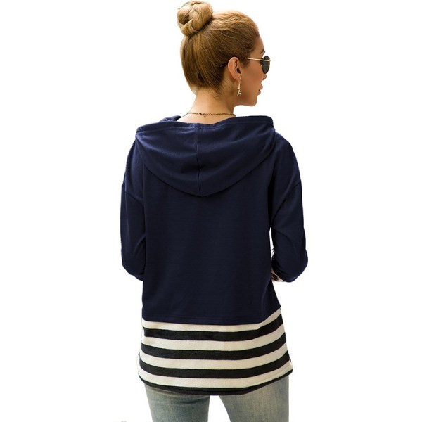 Hétköznapi női pulóver kapucnival és nyakkendővel kék, piros és szürke színben