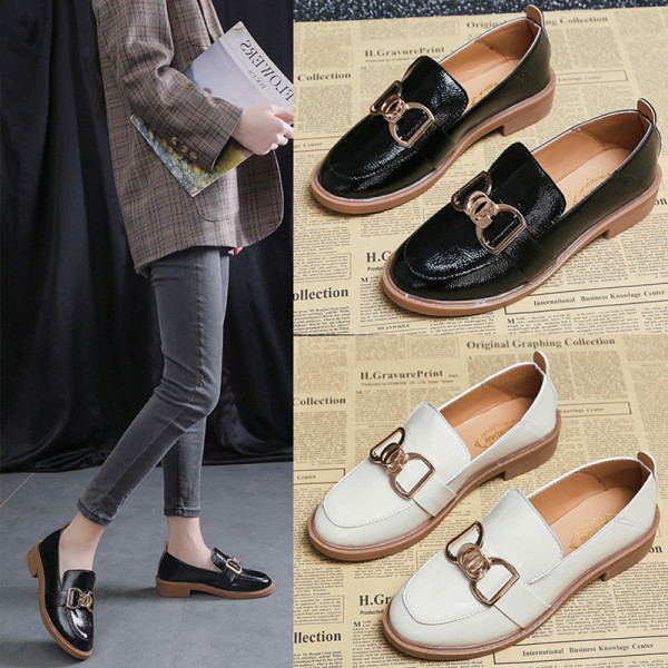 Női alkalmi bőrcipő lapos talppal és fém elemmel