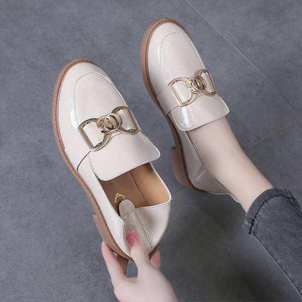 Női alkalmi bőrcipő lapos talppal és fém elemmel