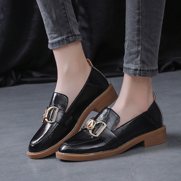 Női alkalmi bőrcipő lapos talppal és fém elemmel