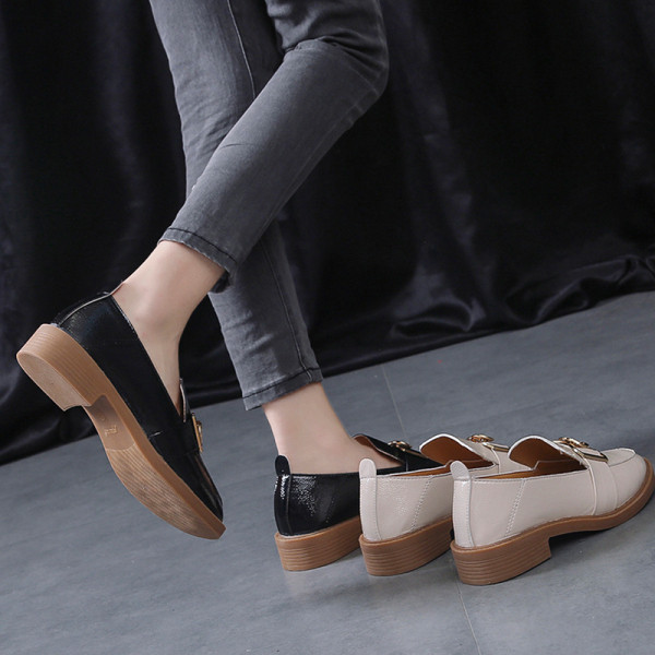 Női alkalmi bőrcipő lapos talppal és fém elemmel