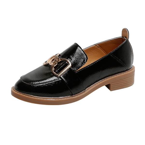 Női alkalmi bőrcipő lapos talppal és fém elemmel