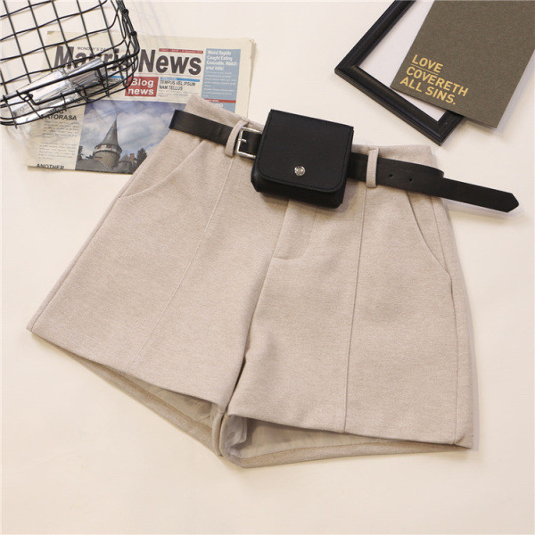 Pantaloni scurti de dama in patru culori cu curea si buzunare