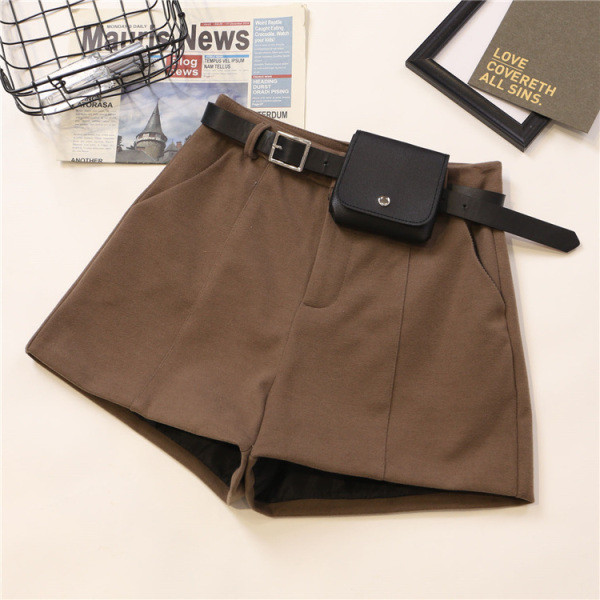 Pantaloni scurti de dama in patru culori cu curea si buzunare