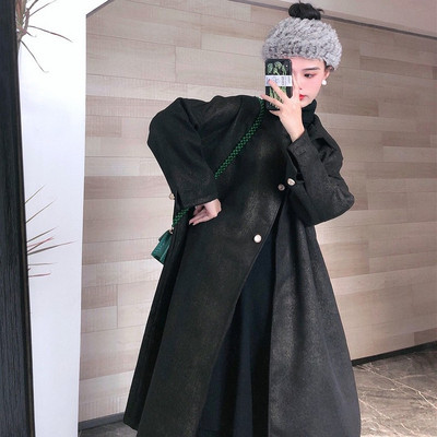 Hosszú, széles kabát gombokkal és övvel, három színben