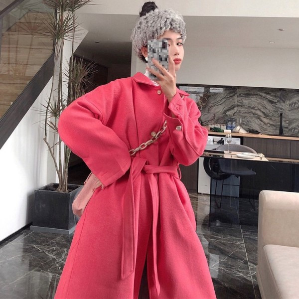 Hosszú, széles kabát gombokkal és övvel, három színben