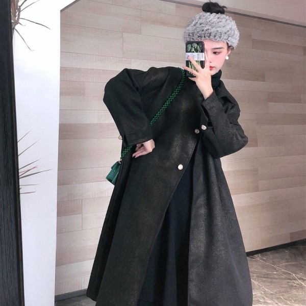 Hosszú, széles kabát gombokkal és övvel, három színben