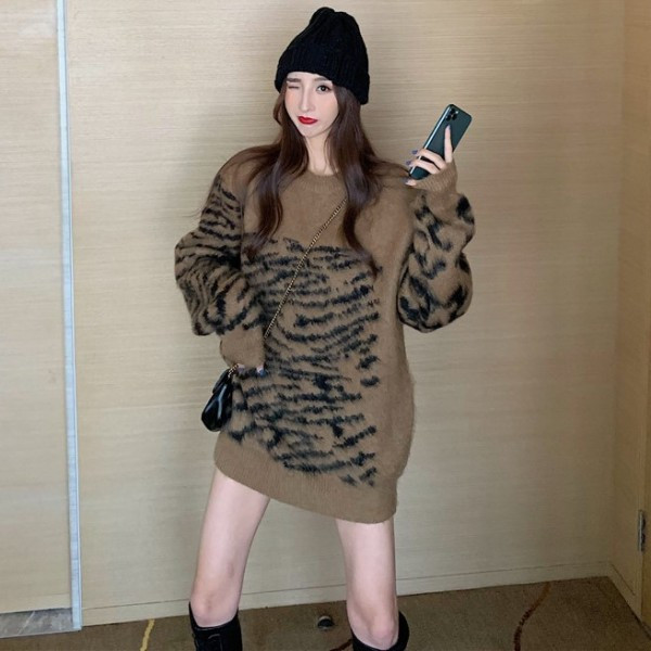 Hosszú és széles barna pulóver mintával