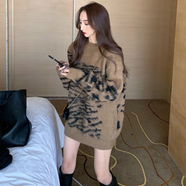 Hosszú és széles barna pulóver mintával