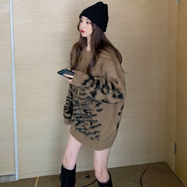 Hosszú és széles barna pulóver mintával