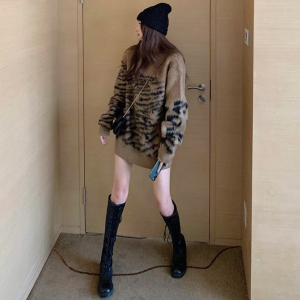 Hosszú és széles barna pulóver mintával