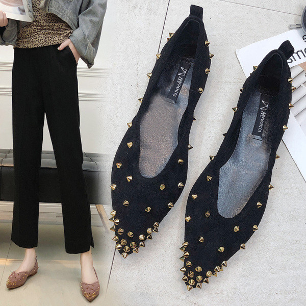 Modern női cipő fém szegecsekkel, fekete és bézs színben