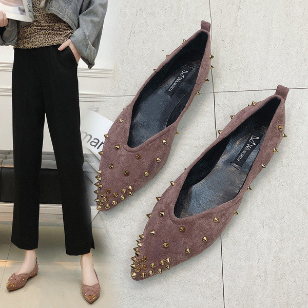 Modern női cipő fém szegecsekkel, fekete és bézs színben