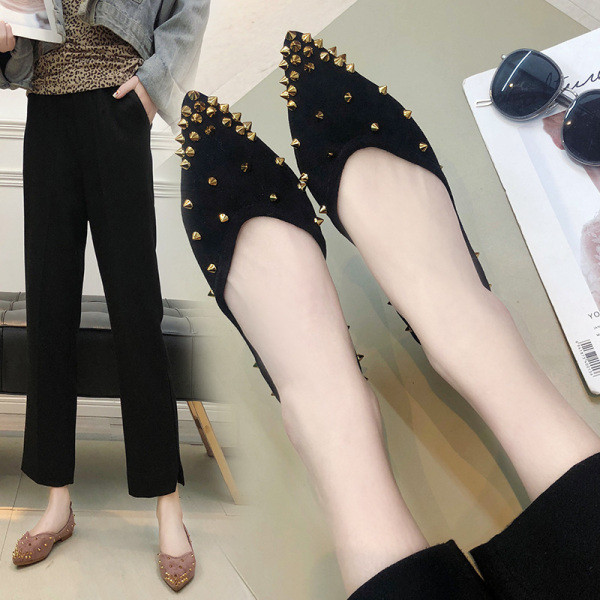 Modern női cipő fém szegecsekkel, fekete és bézs színben