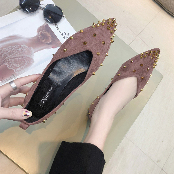 Modern női cipő fém szegecsekkel, fekete és bézs színben