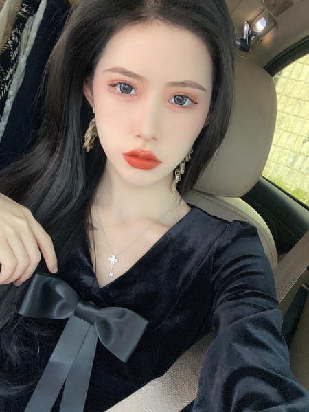 Rövid bársonyruha gombokkal és szalaggal