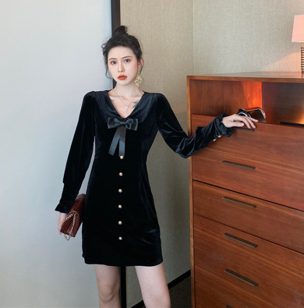 Rövid bársonyruha gombokkal és szalaggal