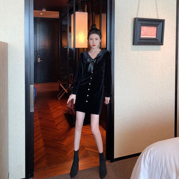 Rövid bársonyruha gombokkal és szalaggal