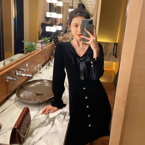 Rövid bársonyruha gombokkal és szalaggal