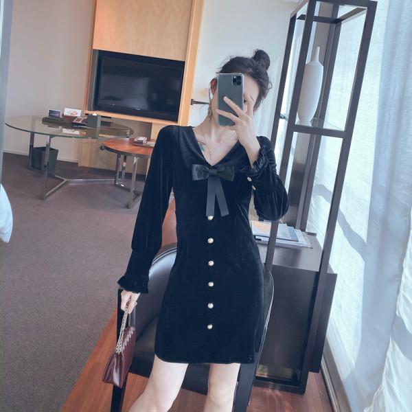 Rövid bársonyruha gombokkal és szalaggal