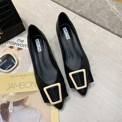 Női bőr cipő vastag alacsony sarkú fém csattal