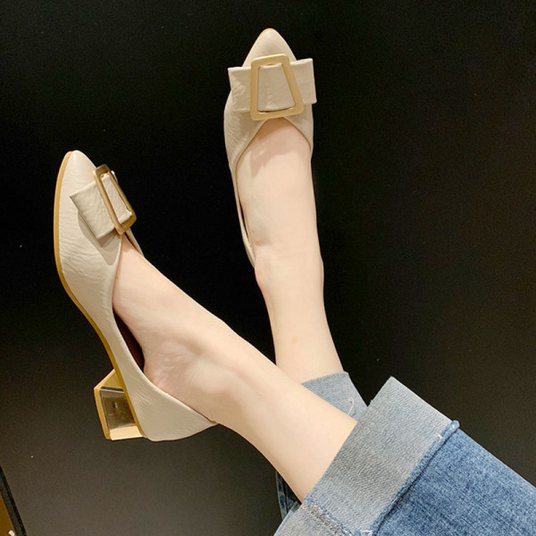 Női bőr cipő vastag alacsony sarkú fém csattal