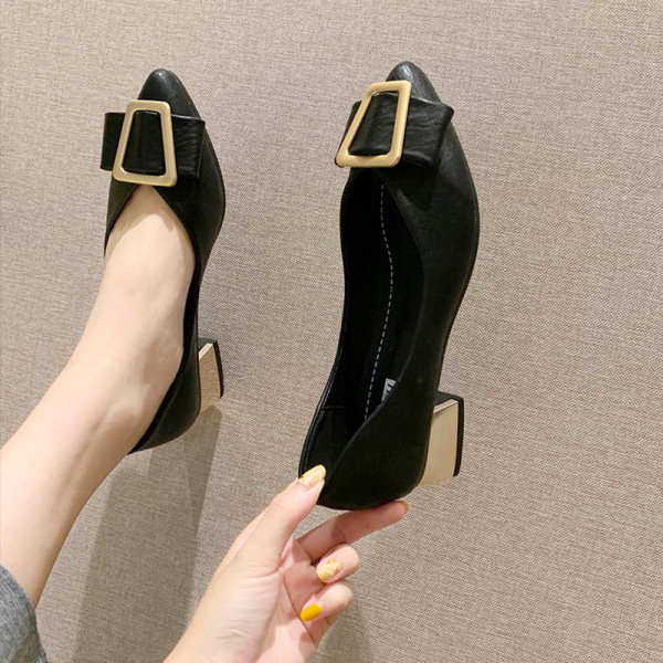 Női bőr cipő vastag alacsony sarkú fém csattal