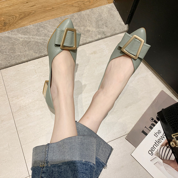 Női bőr cipő vastag alacsony sarkú fém csattal