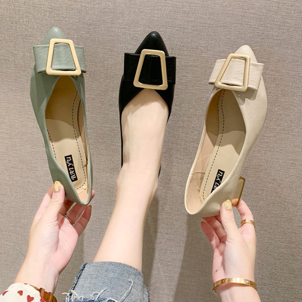 Női bőr cipő vastag alacsony sarkú fém csattal