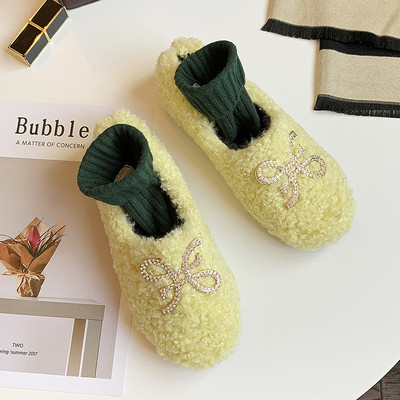 Női pehelypapucs lapos talppal és fém elemmel