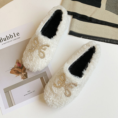 Női pehelypapucs lapos talppal és fém elemmel