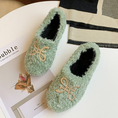 Női pehelypapucs lapos talppal és fém elemmel