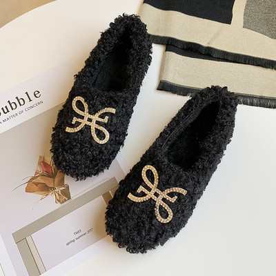 Női pehelypapucs lapos talppal és fém elemmel