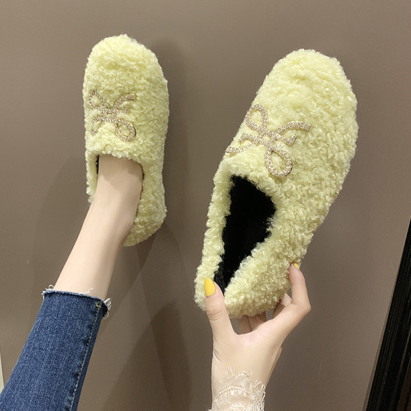 Női pehelypapucs lapos talppal és fém elemmel