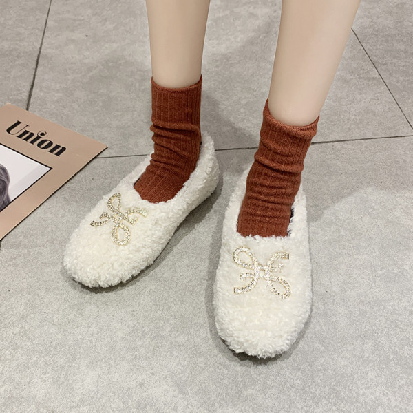 Női pehelypapucs lapos talppal és fém elemmel