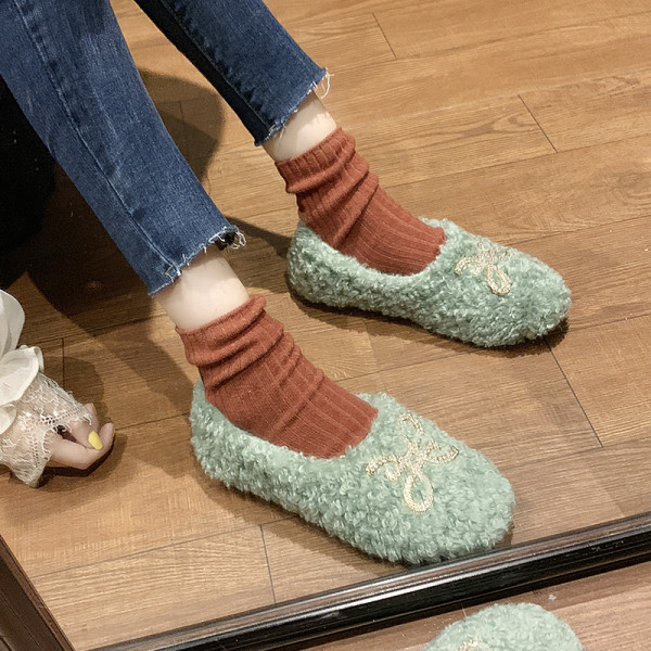 Női pehelypapucs lapos talppal és fém elemmel