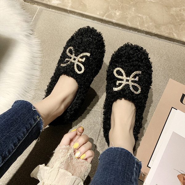 Női pehelypapucs lapos talppal és fém elemmel