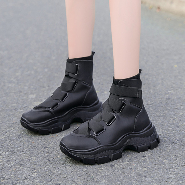 Sport és hétköznapi női tornacipők fekete matricákkal