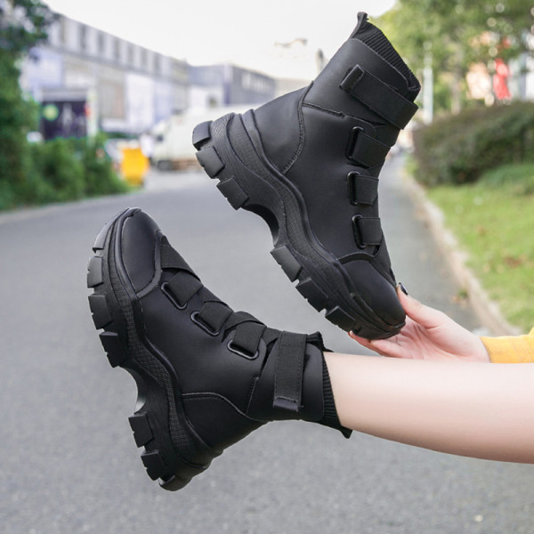 Sport és hétköznapi női tornacipők fekete matricákkal