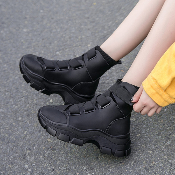 Sport és hétköznapi női tornacipők fekete matricákkal