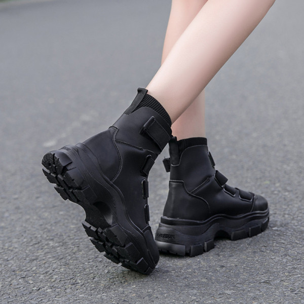 Sport és hétköznapi női tornacipők fekete matricákkal