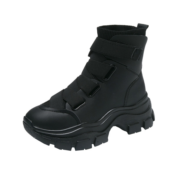 Sport és hétköznapi női tornacipők fekete matricákkal